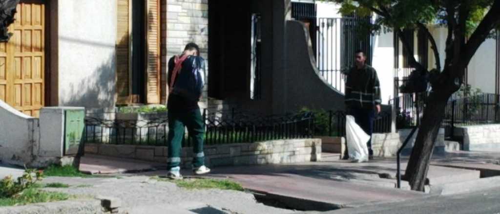 Falsos empleados municipales venden bolsas de residuos en San Rafael