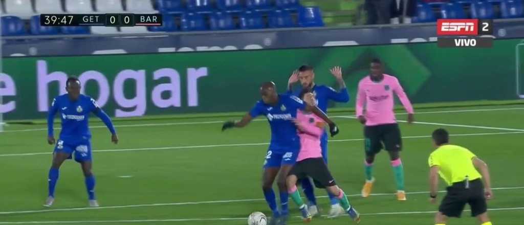 Messi lo encaró y él lo bajó de un codazo en la boca: ni amarilla