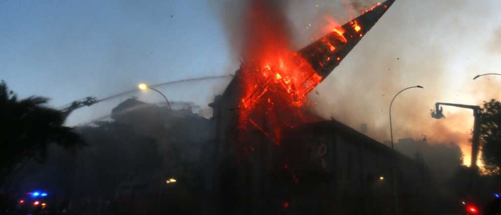 Video: así cayó la cúpula de una iglesia de Carabineros incendiada en Chile