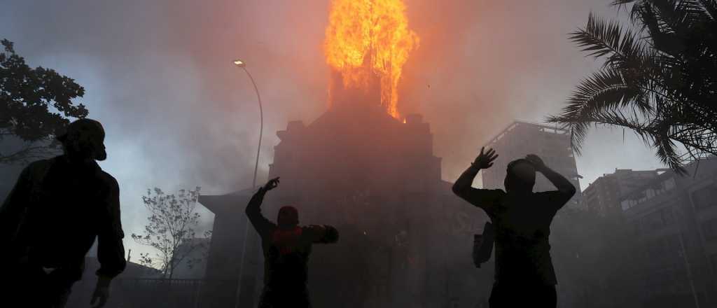 Disturbios en Chile, en videos: quemaron dos iglesias y saquearon comercios