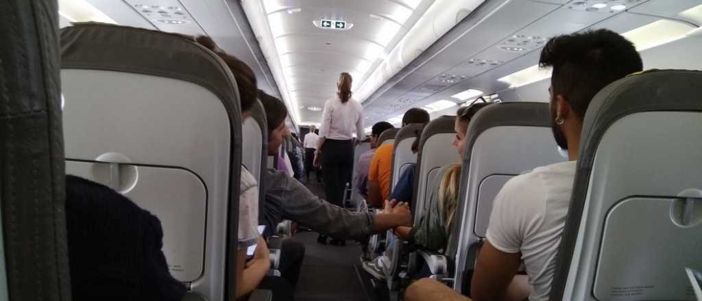 Qué hay que tener en cuenta al viajar en el asiento de emergencia del avión