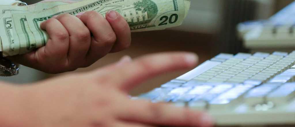 El dólar blue vuelve a cotizar en $200