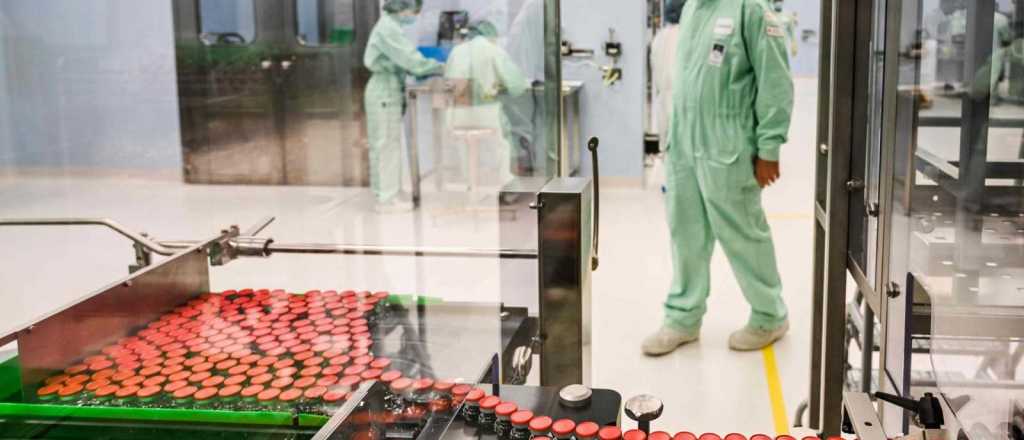 Video: la vacuna de Oxford contra el coronavirus inici&oacute; su producci&oacute;n masiva