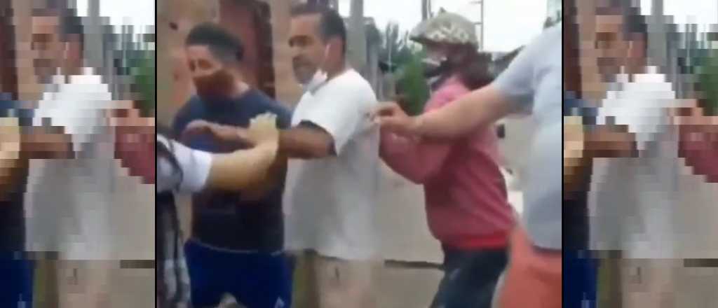 Video: carniceros y veganos a las pi&ntilde;as en la puerta de un frigor&iacute;fico