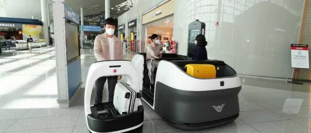Robots reciben a los pasajeros en el aeropuerto de Seúl