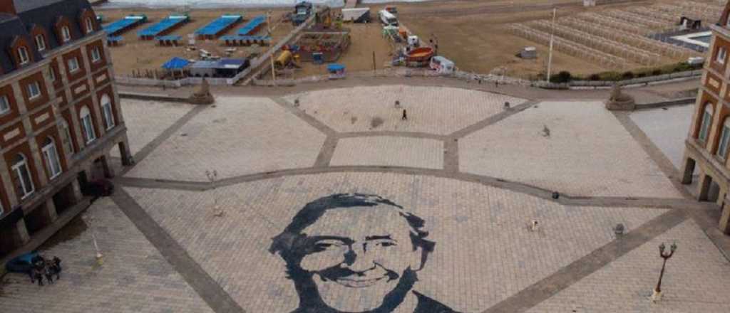 Pol&eacute;mica porque pintaron la cara de N&eacute;stor en la Rambla de Mar del Plata