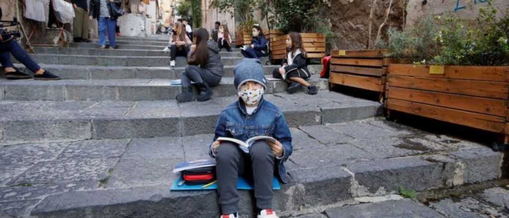 Los docentes en Nápoles dan clases en la calle y gritan desde los balcones 