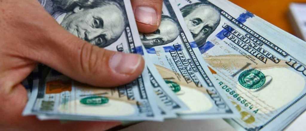 Abrupta caída del dólar blue: bajó ocho pesos