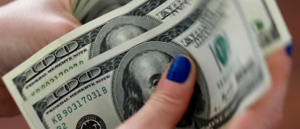 El dólar blue cerró a $144 y el solidario superó por primera vez los $160
