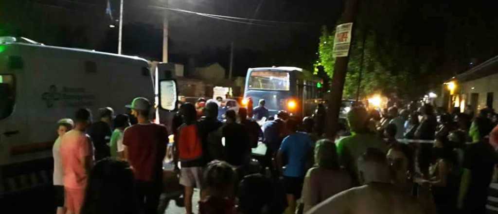 Espectacular choque entre un auto y un micro en Las Heras