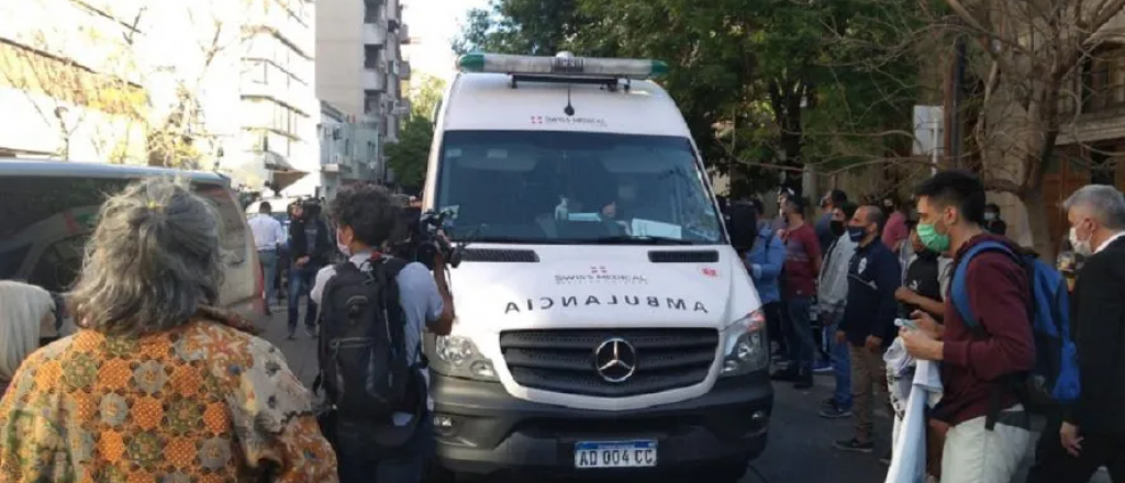 Video: Diego fue llevado a la cl&iacute;nica y los hinchas hacen vigilia 