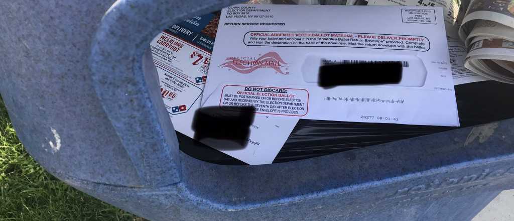 Biden y Trump: fotos y videos de sobres con votos tirados