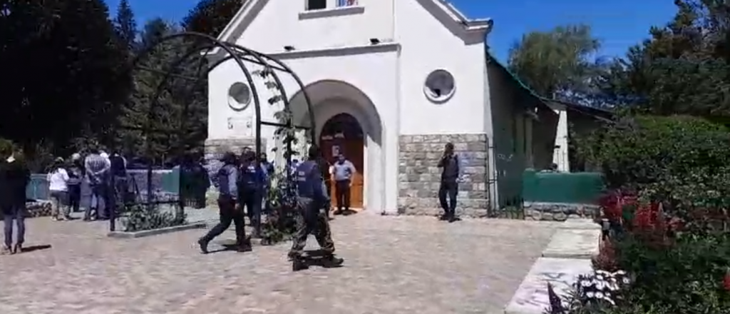 Mapuches tomaron la iglesia de El Bolsón y le pegaron al cura