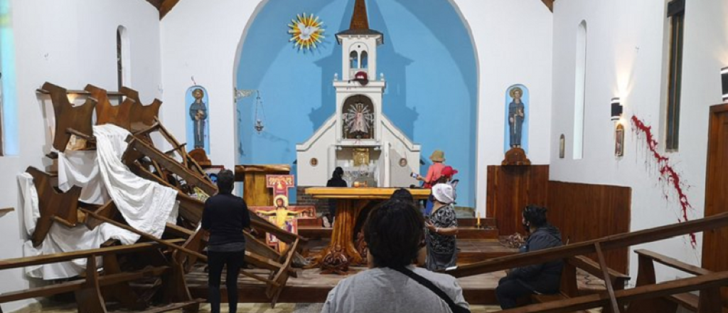 Así quedó la iglesia vandalizada por mapuches en El Bolsón