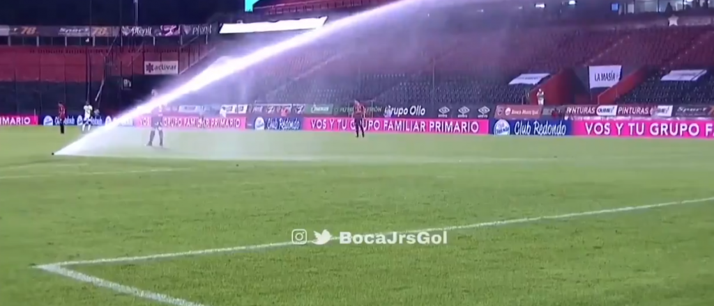 Newell&acute;s y Boca no pod&iacute;an jugar porque se activ&oacute; el riego de la cancha