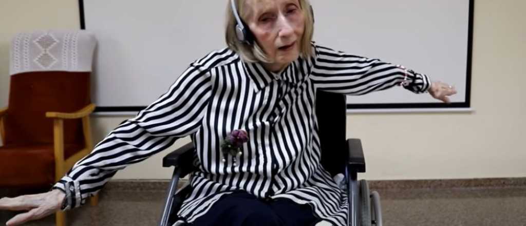Anciana con Alzheimer revive sus épocas de bailarina al oír música clásica