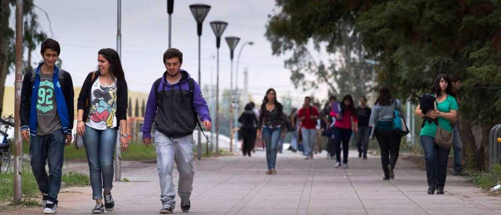Cómo inscribirse a las becas de Alvear para universitarios
