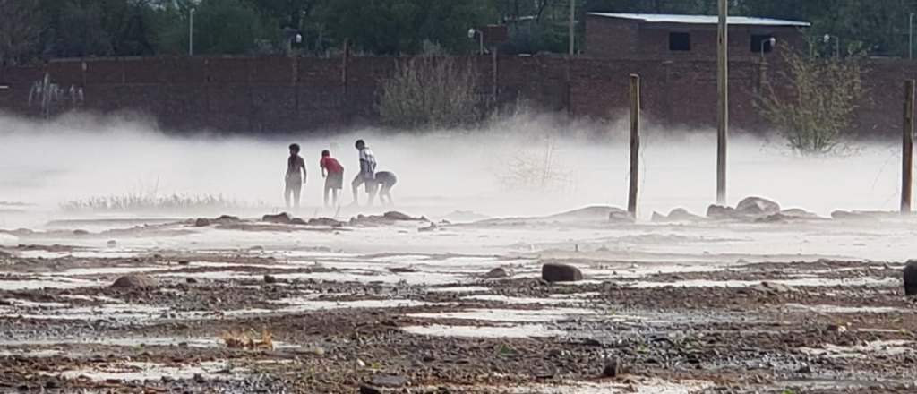 Luego de la tormenta, ni&ntilde;os en Guaymall&eacute;n juegan "en una nube"