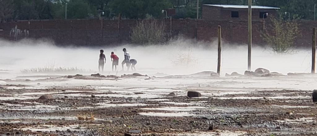Luego de la tormenta, niños en Guaymallén juegan "en una nube"