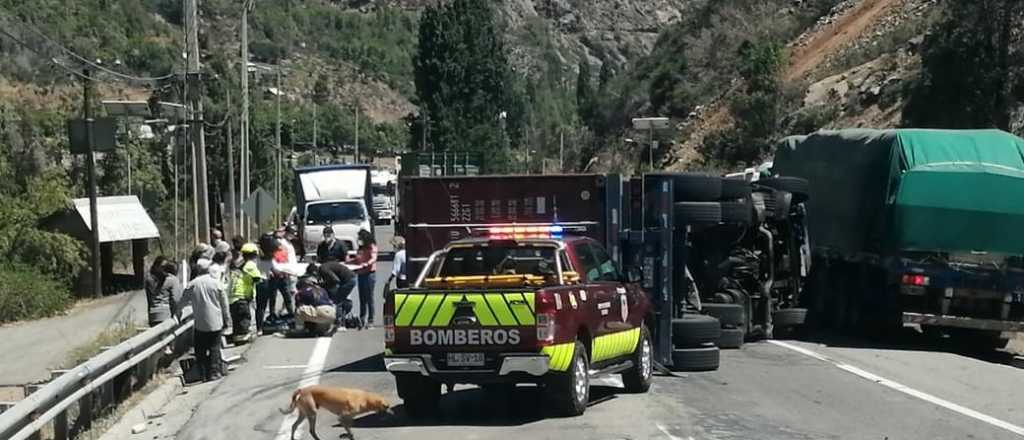 Murió un camionero al volcar en Puente del Inca