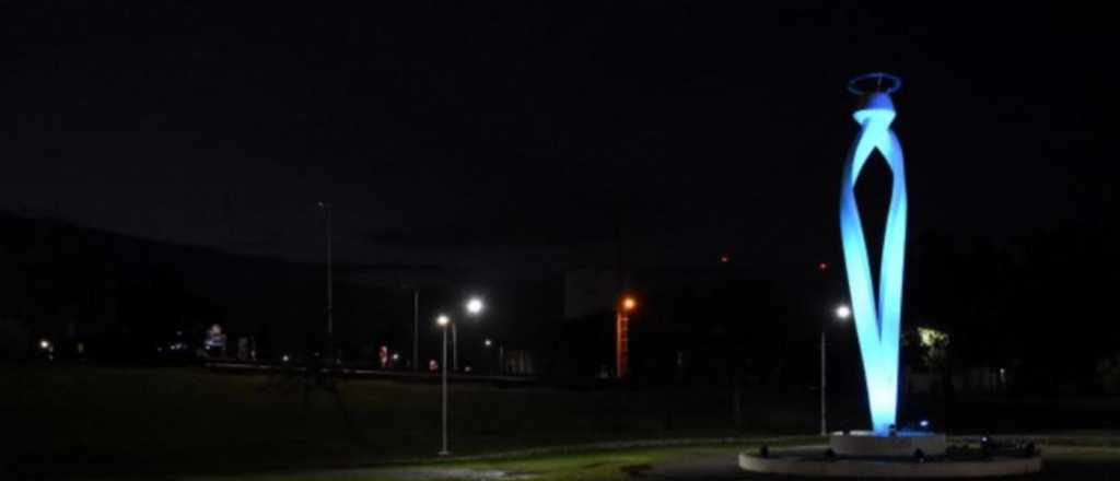 El monumento a la Virgen fue iluminado por el D&iacute;a Mundial de la Diabetes