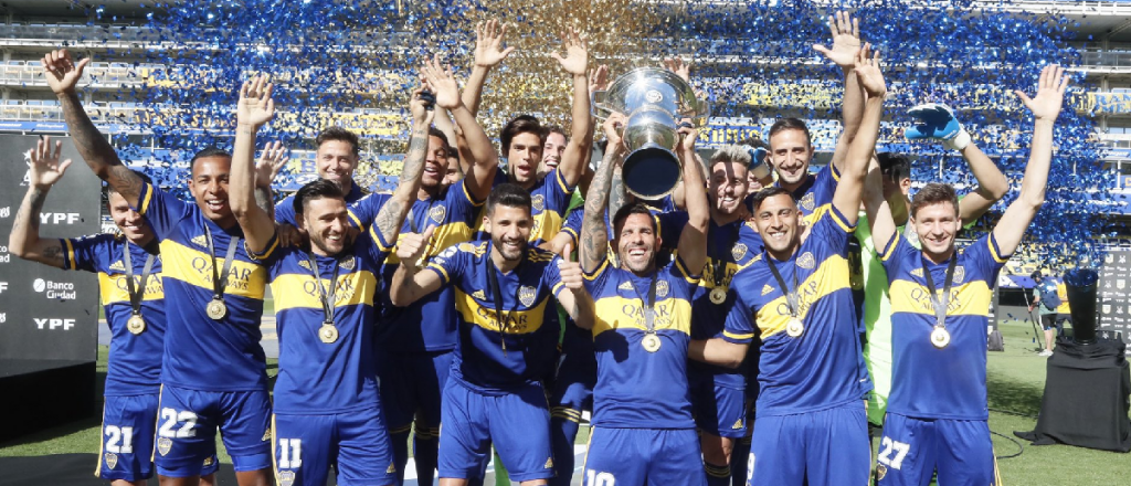 Boca recibió el trofeo de campeón de la temporada pasada