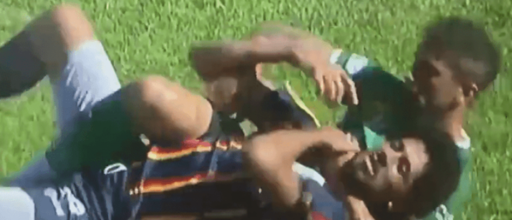 Video: un jugador "ahorc&oacute;" a un rival y desat&oacute; un esc&aacute;ndalo