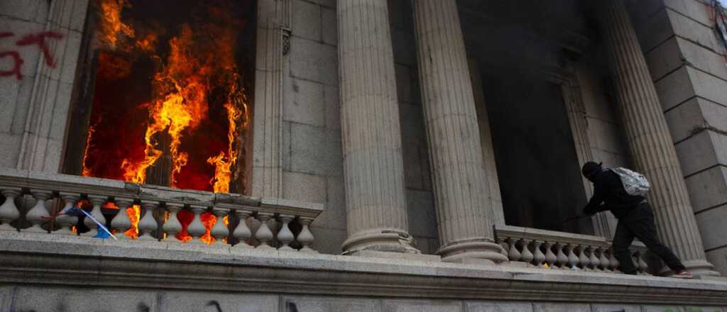 Incendian el Congreso de Guatemala y piden la renuncia del presidente