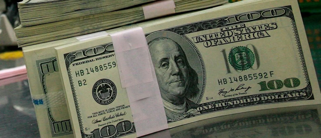 El dólar "solidario" superó la barrera de los 142 pesos