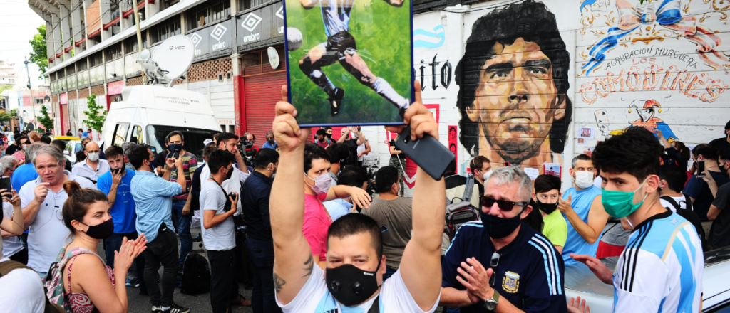 Emotiva despedida a Maradona en el Obelisco y en otros puntos del país