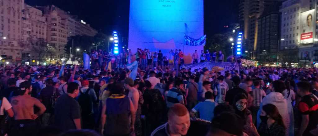 Videos: emotivo homenaje a Maradona en el Obelisco