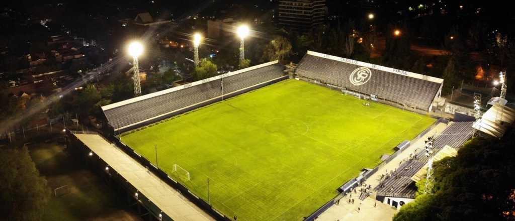 Los estadios de Mendoza encendieron sus luces por Maradona
