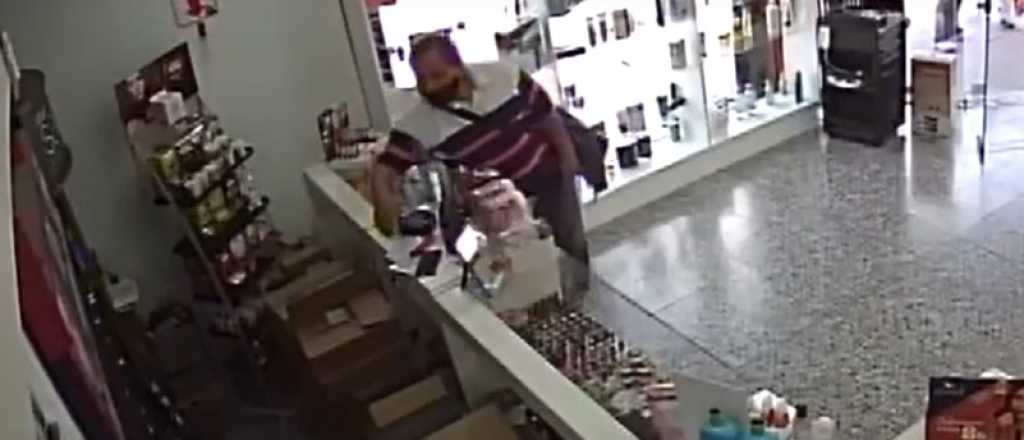 Video: as&iacute; robaron un celular en un comercio en San Mart&iacute;n