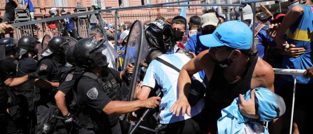El Gobierno ordenó a la policía frenar el ingreso al velorio de Diego