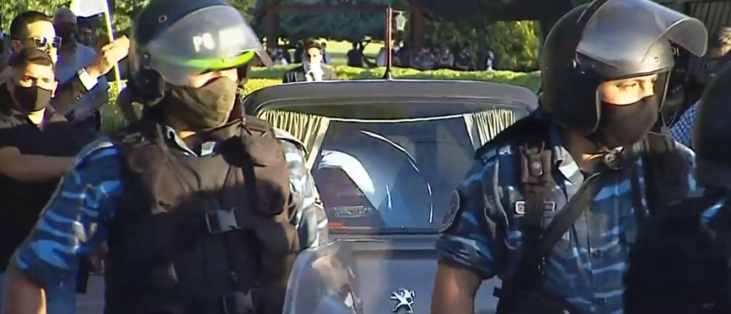 Maradona ya est&aacute; en el cementerio de Bella Vista