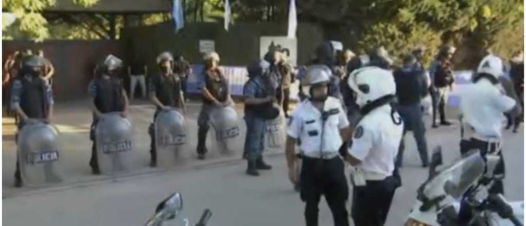 Incidentes en el cementerio al llegar el ata&uacute;d con Maradona