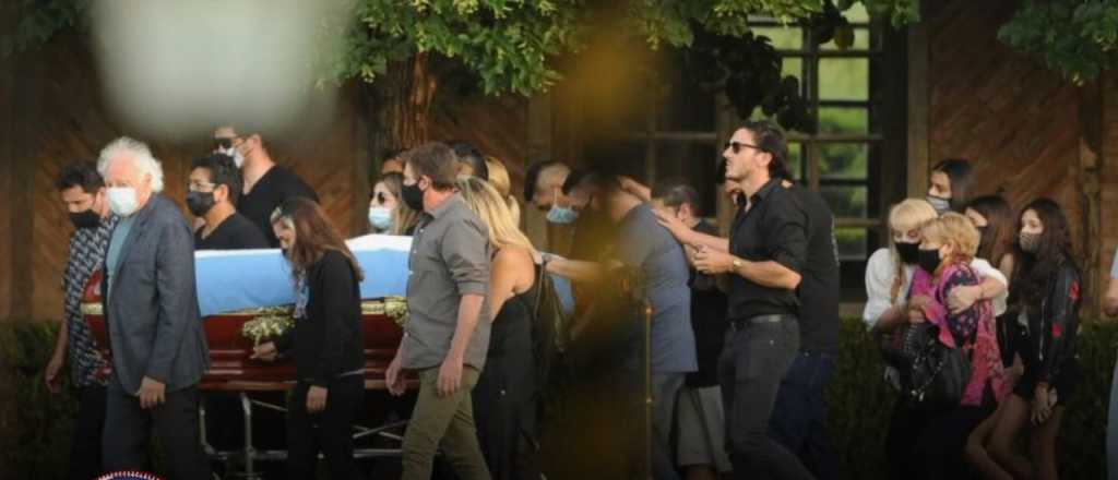 Comenz&oacute; el entierro de Maradona