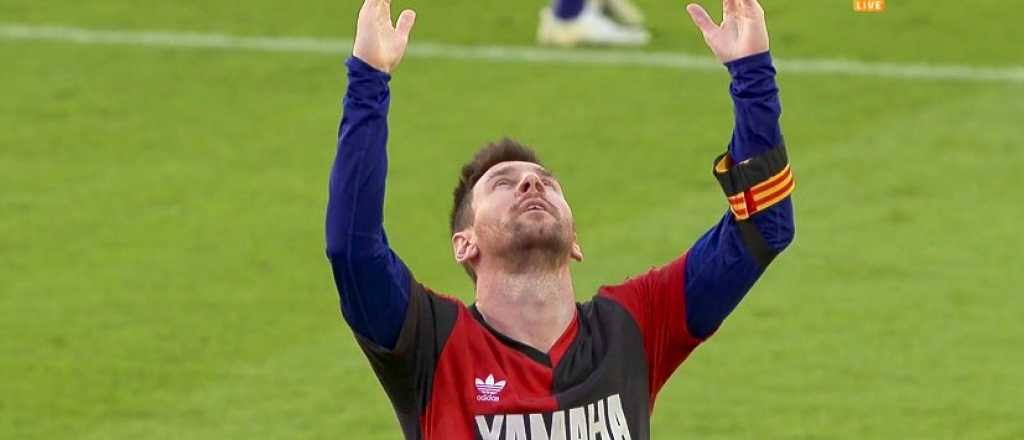 Messi meti&oacute; un golazo y homenaje&oacute; a Diego con la camiseta de Newells