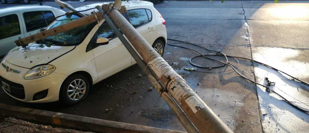 Un camión derribó postes de luz en Capital: un auto aplastado
