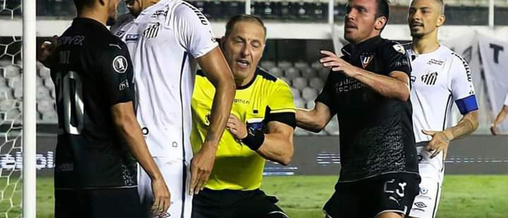 Pitana se agarr&oacute; con dos jugadores y expuls&oacute; a tres