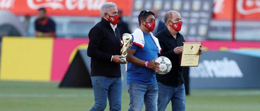 Video: Bochini y Burruchaga homenajearon a Diego