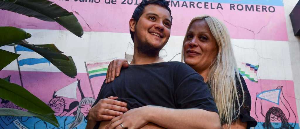 Un var&oacute;n trans est&aacute; embarazado de su pareja, una mujer trans