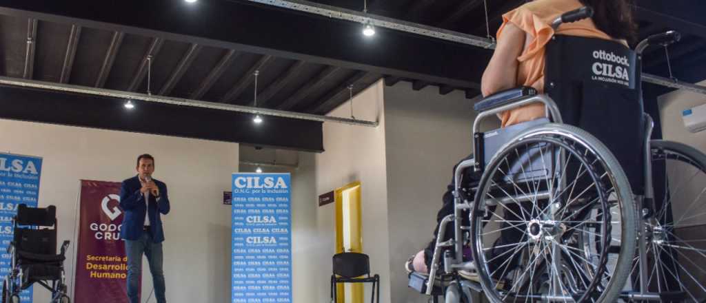 Godoy Cruz entregó sillas de rueda a Cilsa