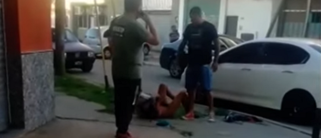 Golpearon y desnudaron a un adolescente que rob&oacute; un celular