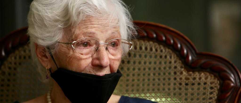 Emocionada, Mar&iacute;a Teresa Barbera present&oacute; su libro junto a Suarez