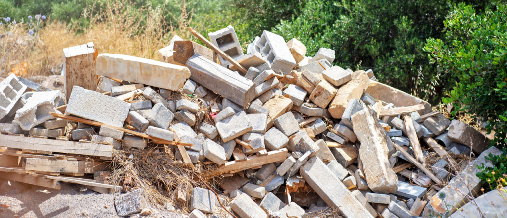 Tir&oacute; escombros en el Parque Deportivo de Monta&ntilde;a y lo multaron