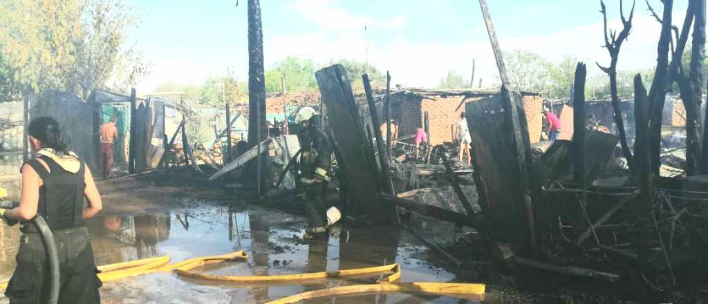 Un incendio destruyó 8 casas en Las Heras