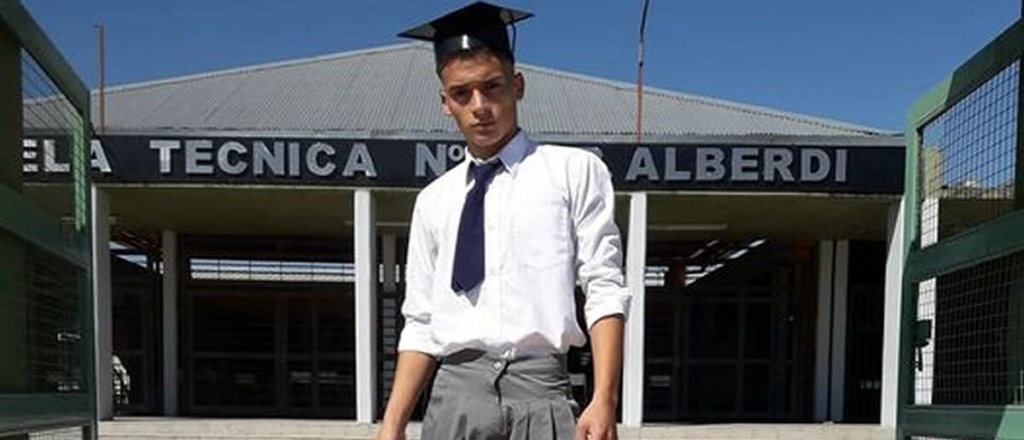 Usó pollera en su colación y quisieron echarlo