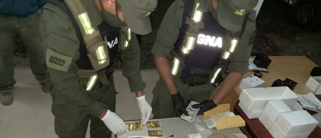 Detuvieron a un hombre con láminas de oro en una faja en San Rafael