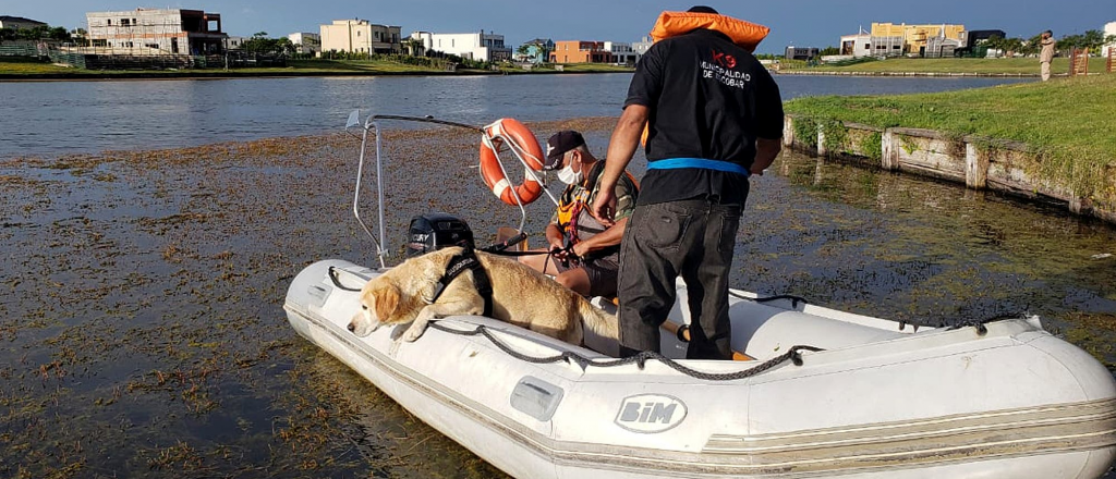 Buscan a joven que ingresó con su kayac a un lago de un country